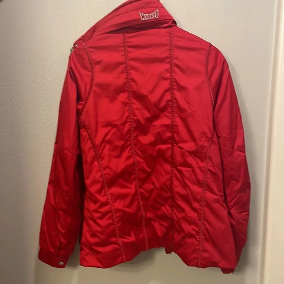 Marker woman’s red ski jacket. The zipper doesn’t work but the snap buttons work - Picture 11 of 12